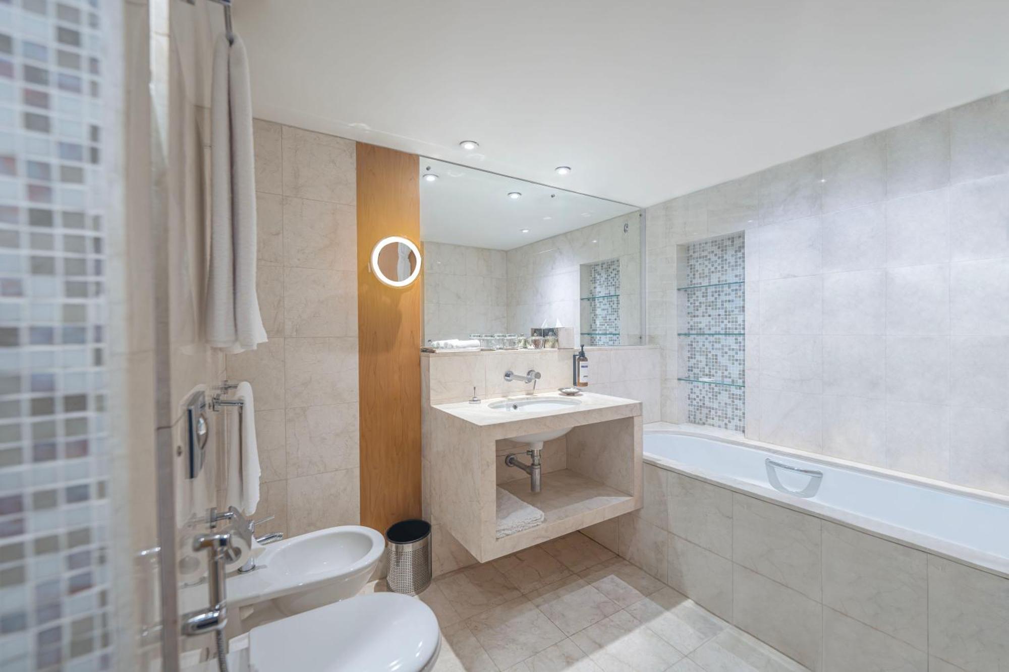 King/Twin Room - Staycation offer for 2 adults & 2 children with 45-min ice rink access