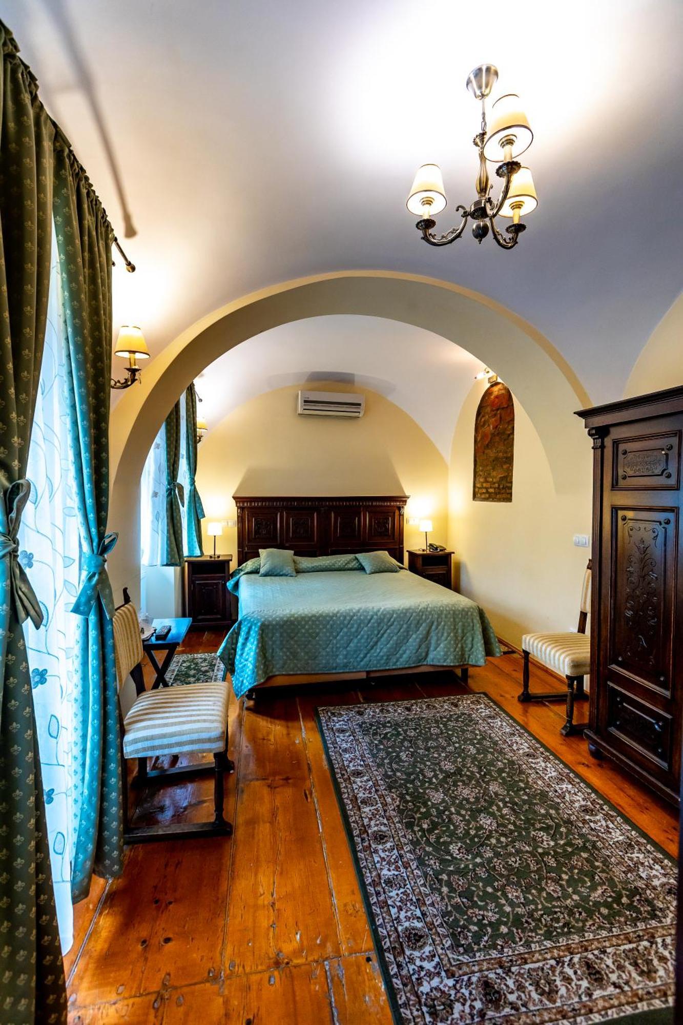 Double Room,1654255261:JPEG