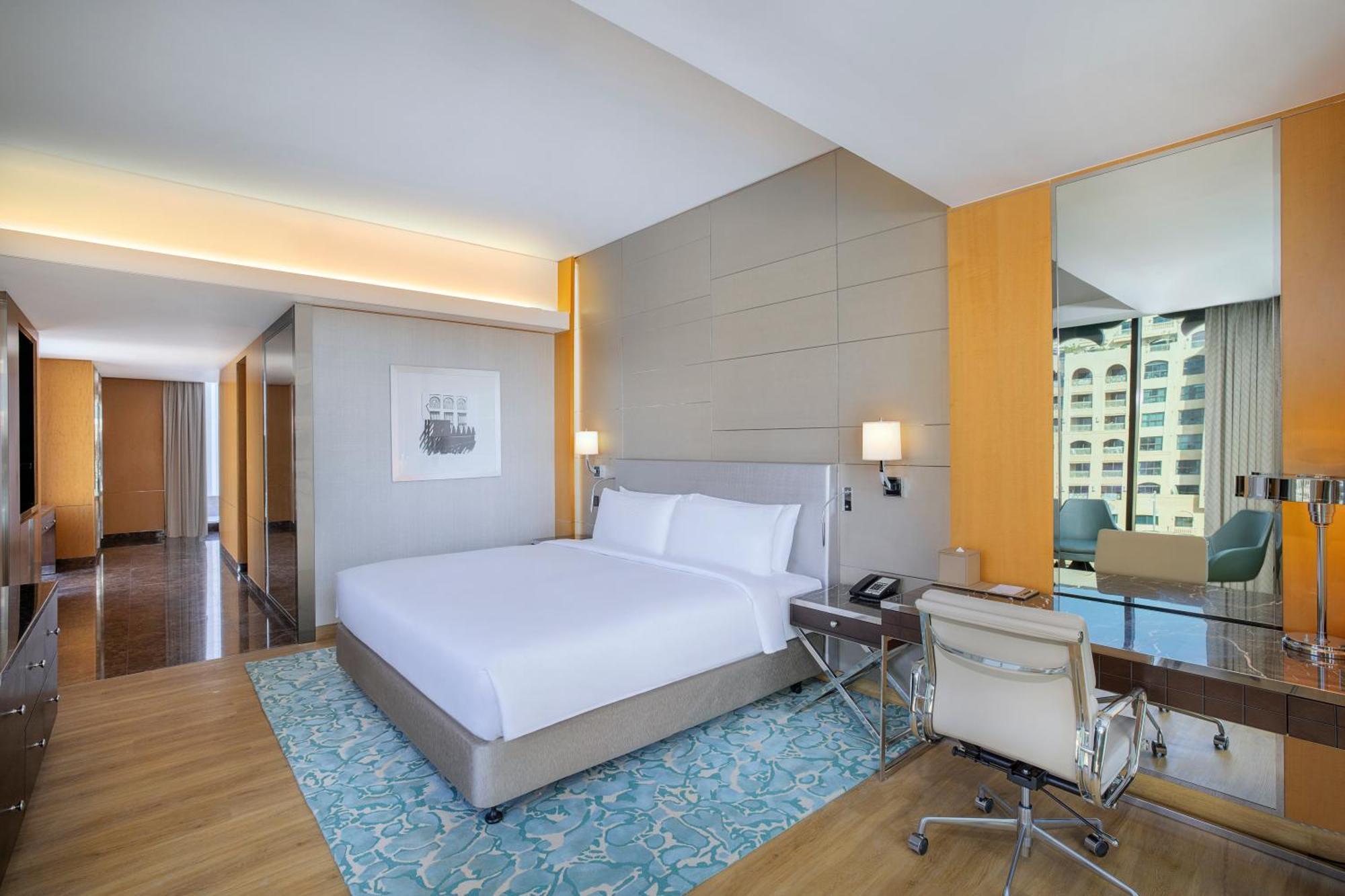 Cameră King Executive pe colț cu balcon şi acces la lounge