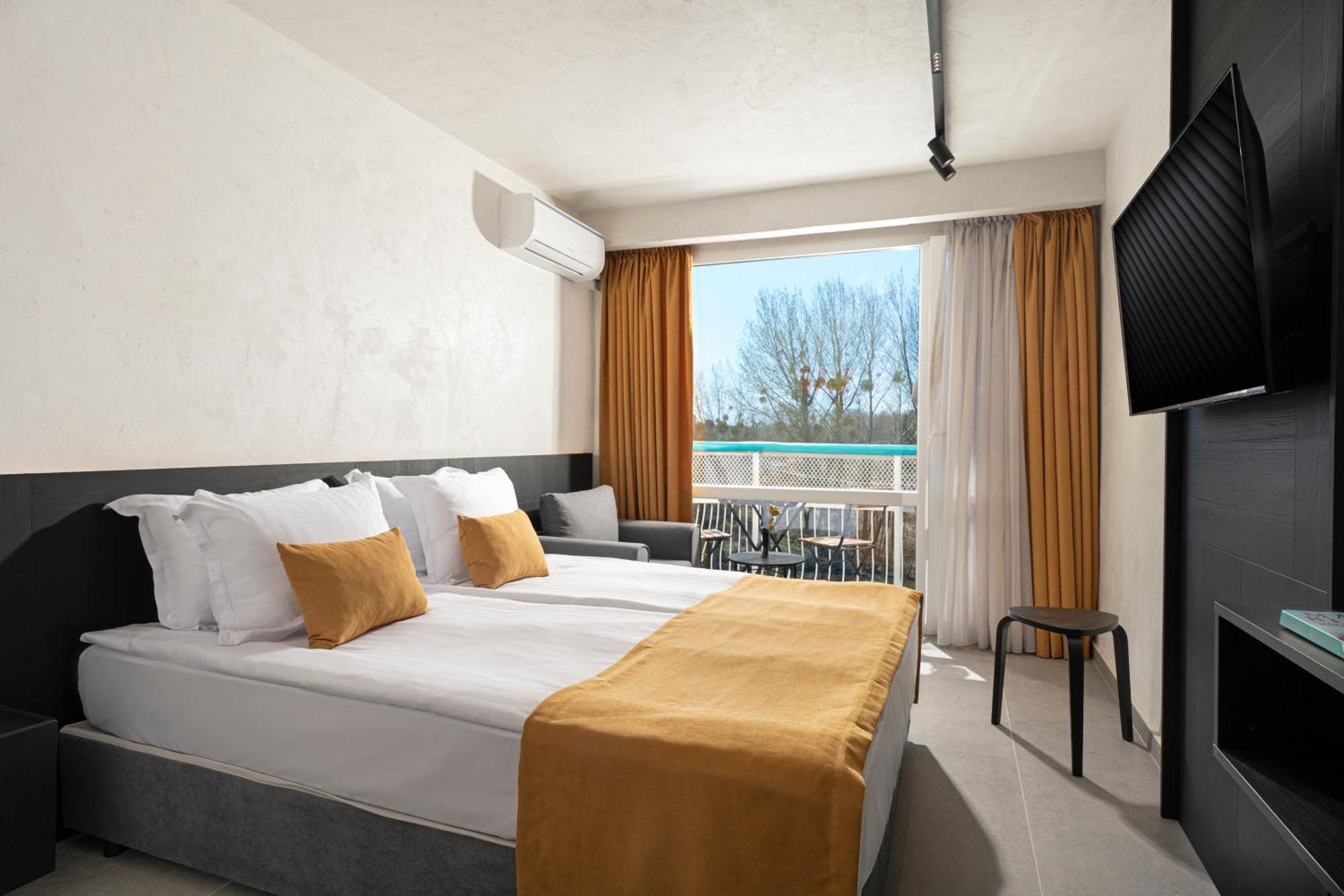 Double Room Balcony Pool View Fully Renovated,1661646560:JPEG