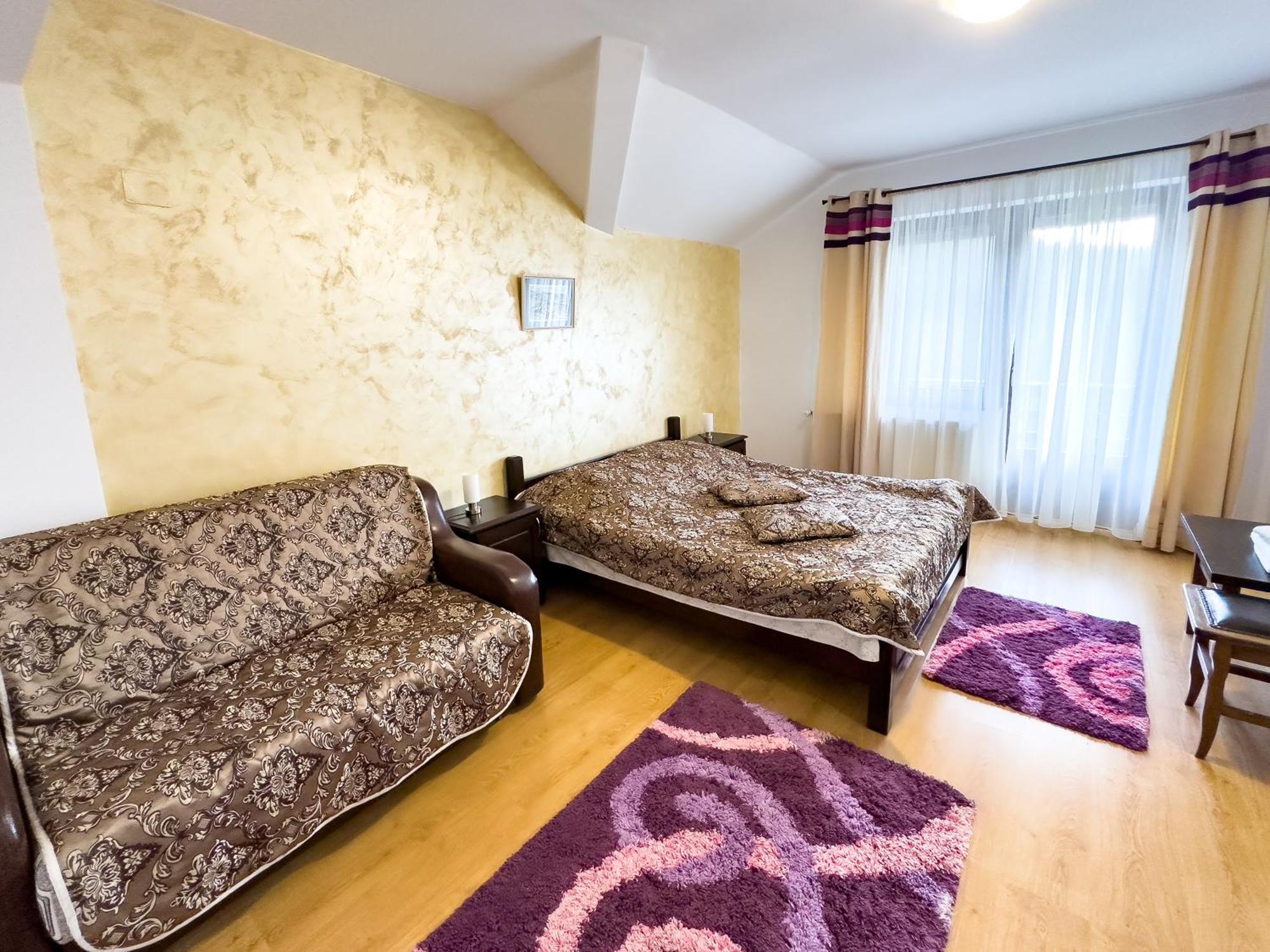 Cameră triplă cu balcon