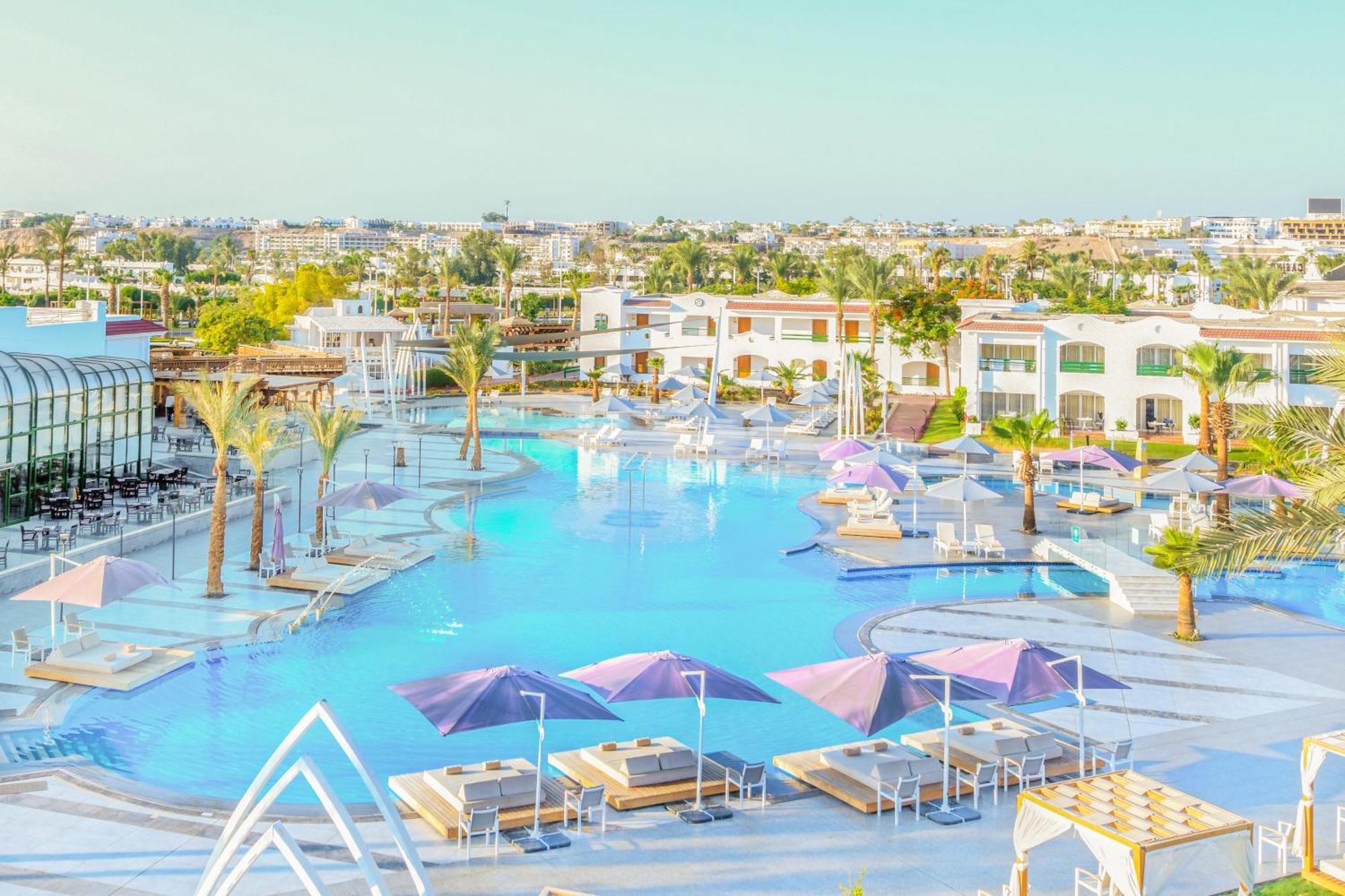 Deluxe, Queen or Twin Room Pool View