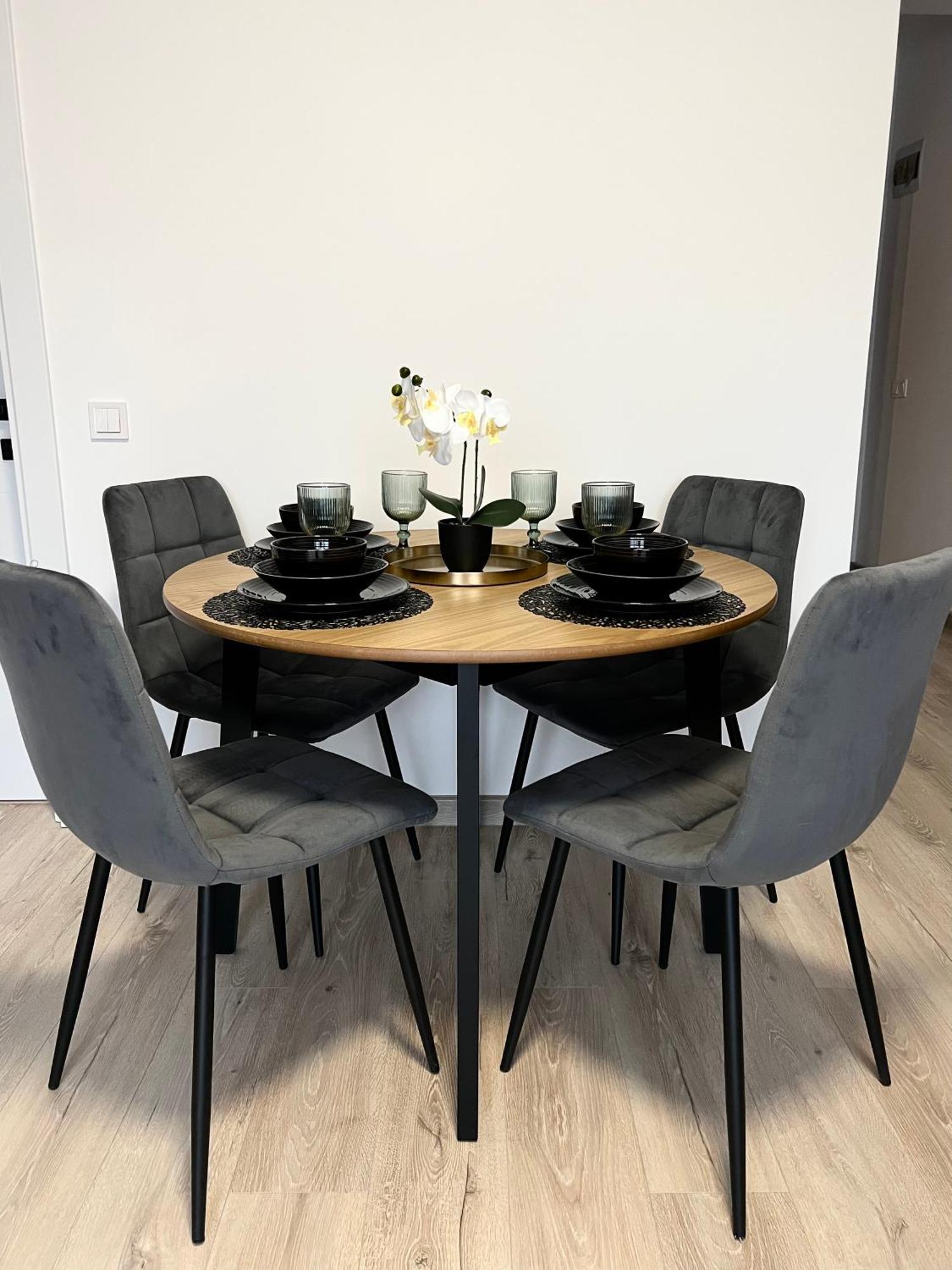 One-Bedroom Apartment with Balcony and City View,1668999462:JPEG