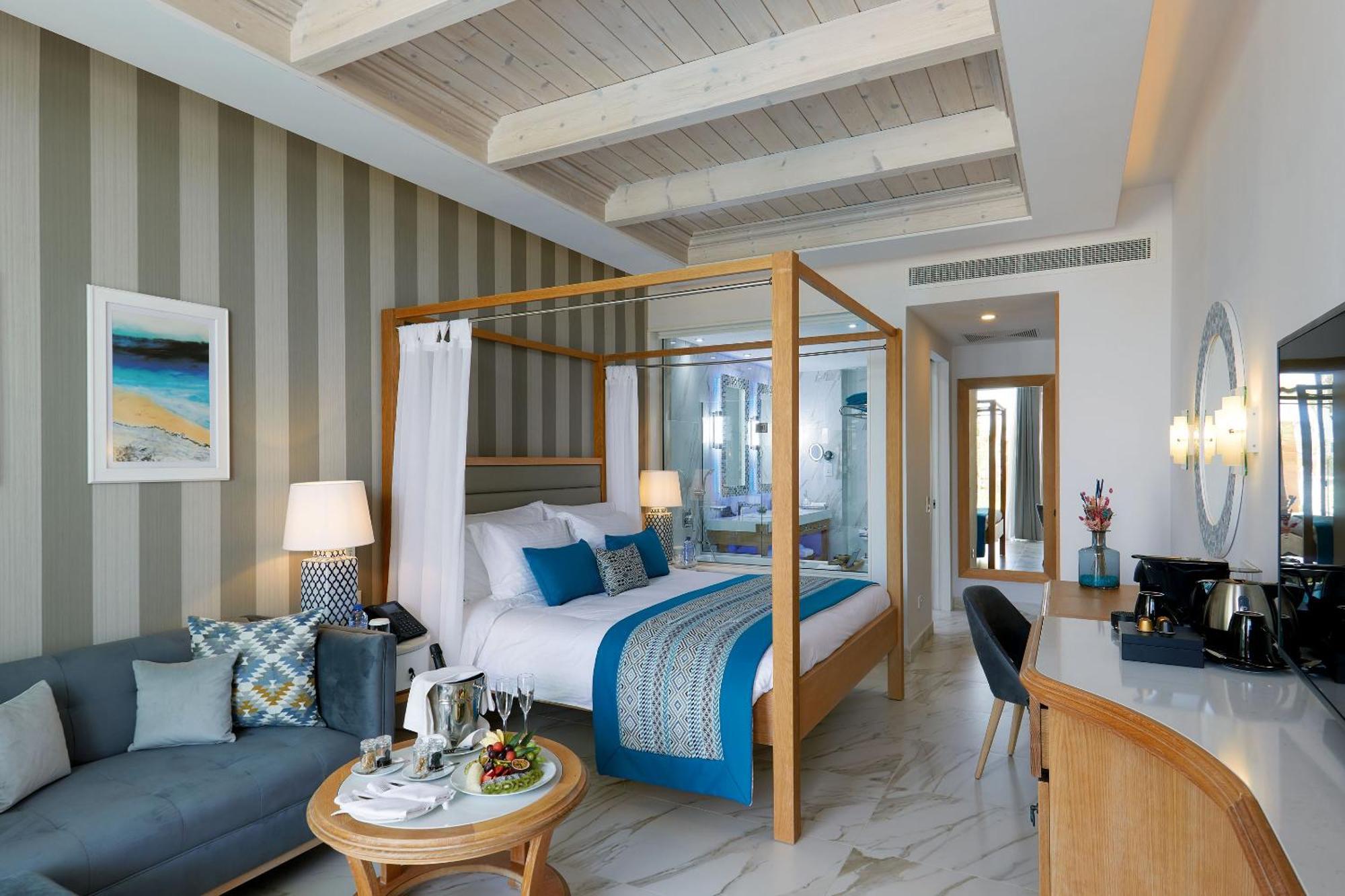 Cort semi-deschis, superior, cu grădină privată și vedere la mare