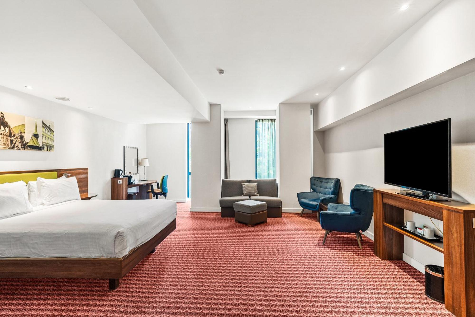Queen Corner Room with Sofa Bed - Non-Smoking