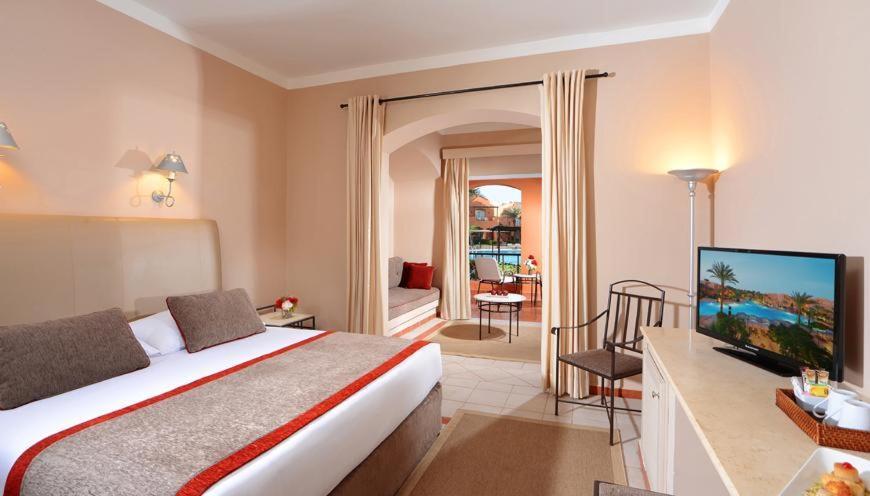 Family, Queen or Twin Bed, Pool View