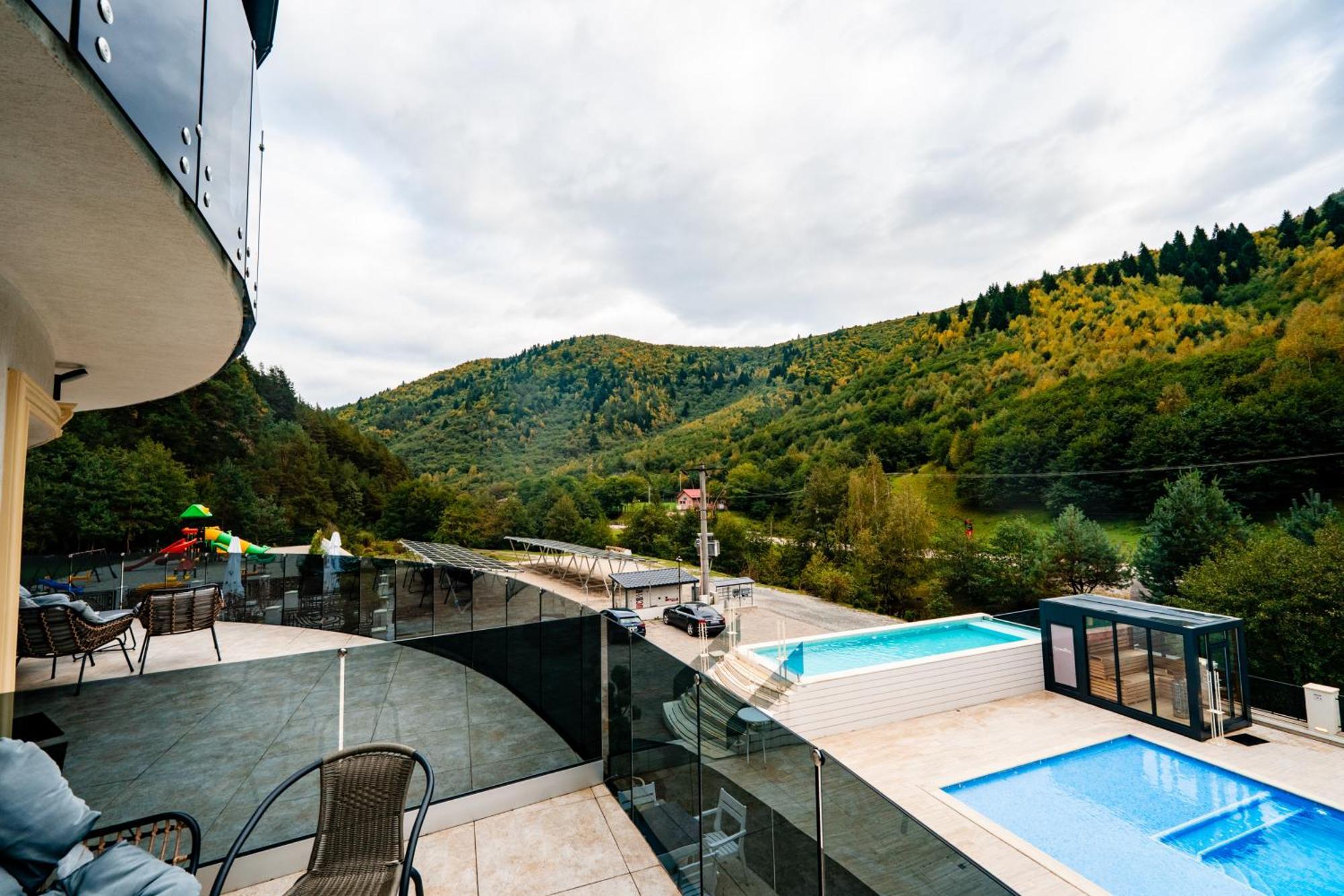 Cameră de familie cu vedere la munte