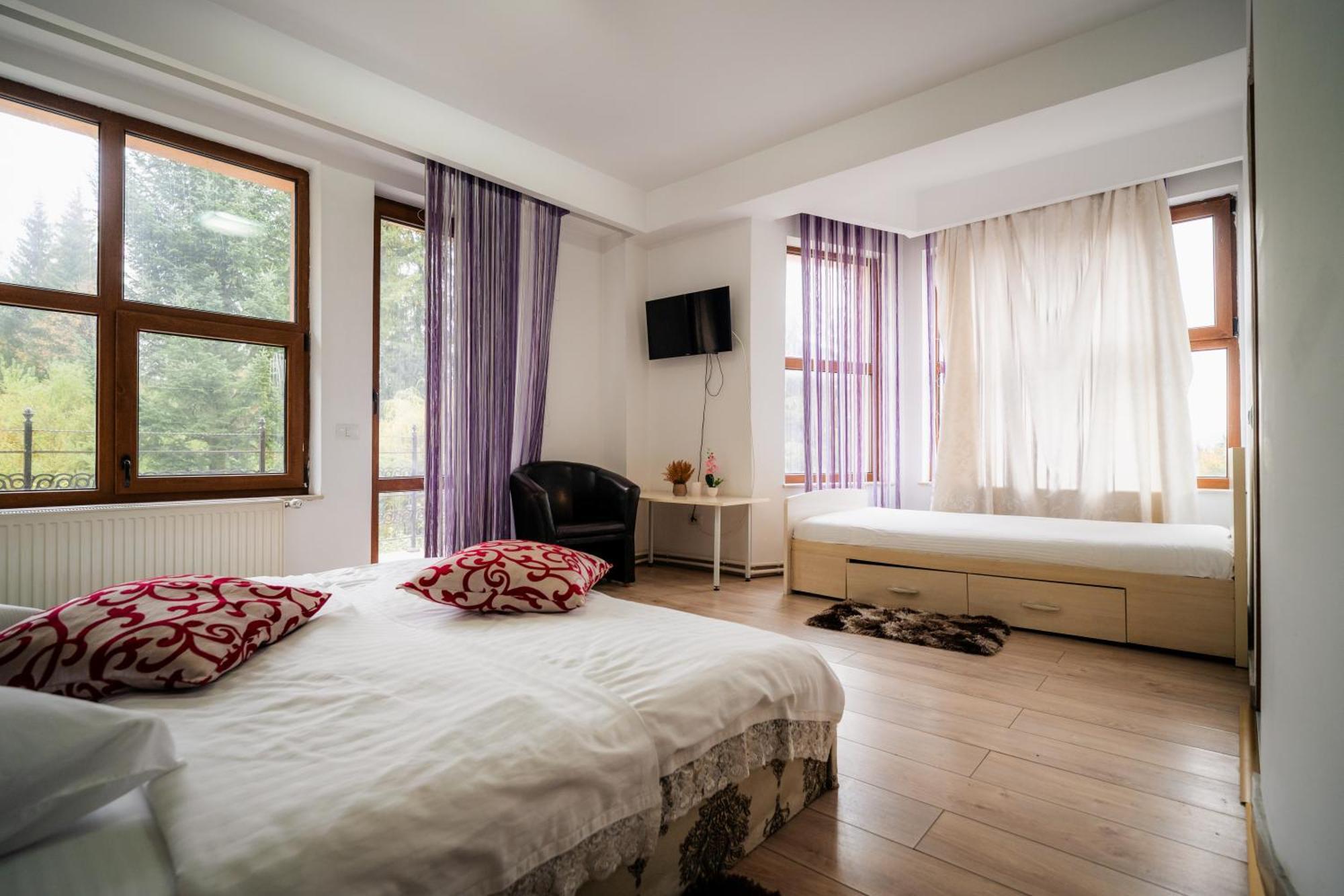 Cameră triplă cu baie privată