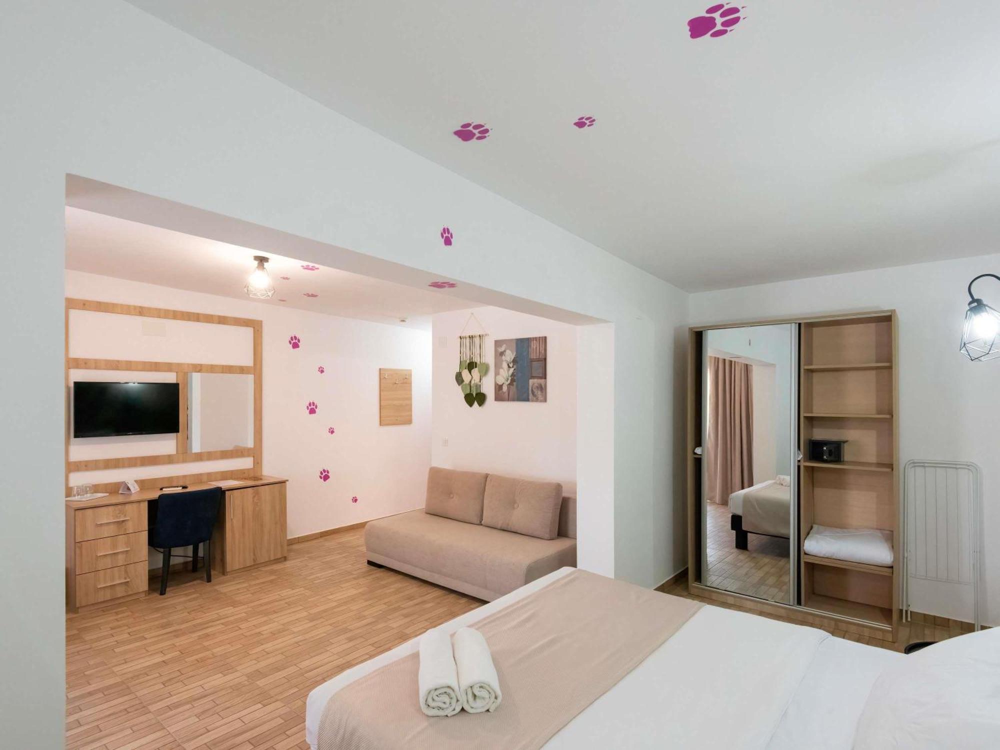 Cameră Queen Premium cu o canapea extensibilă și balcon