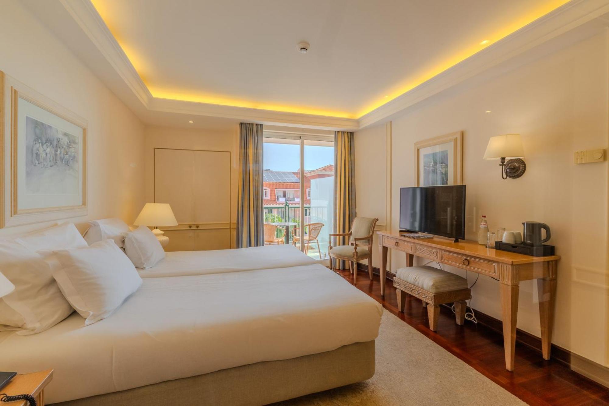 Cameră dublă sau twin Deluxe cu balcon.