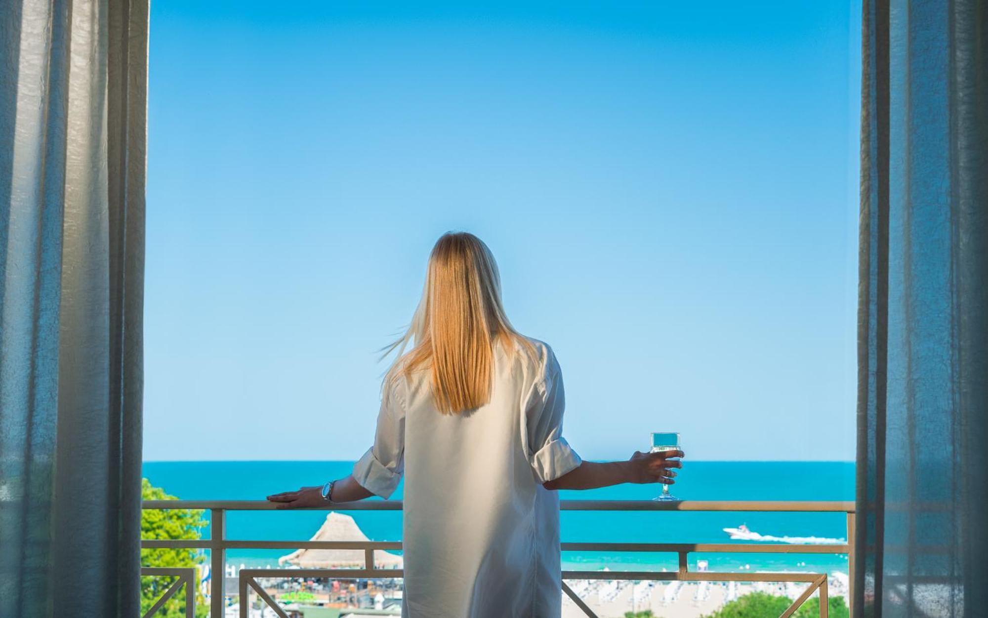 Suită cu 1 dormitor cu vedere la mare și balcon - acces gratuit la piscină și WiFi gratuit