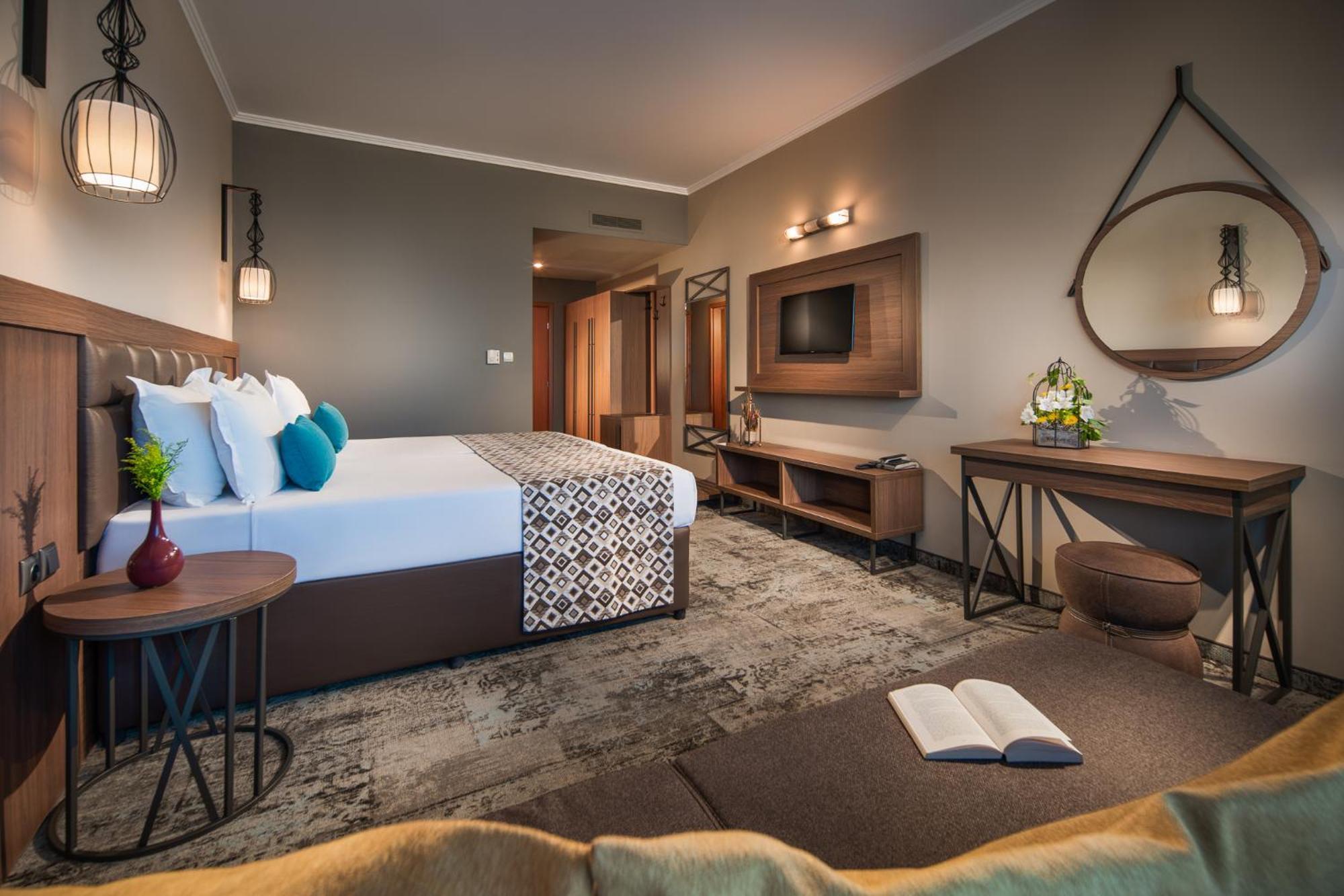 Cameră twin Deluxe cu vedere la stradă și balcon - acces gratuit la piscină și WiFi gratuit