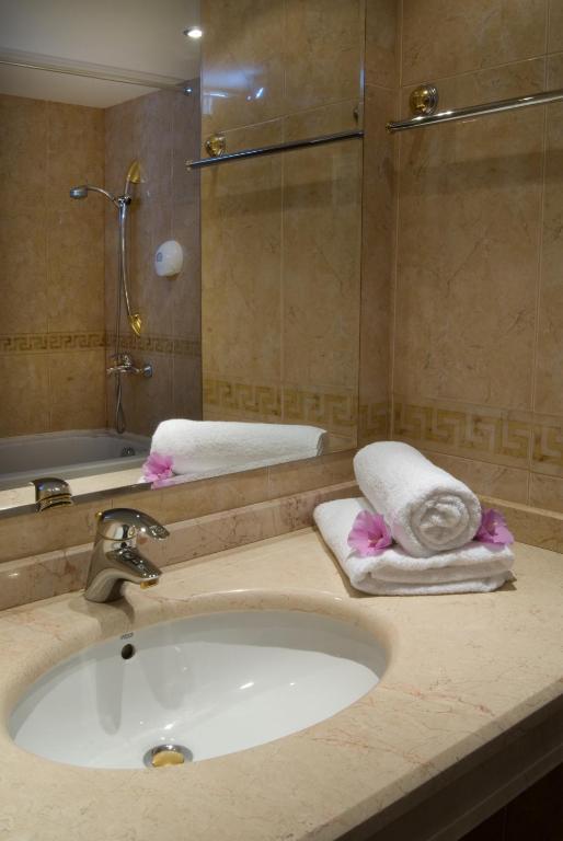 Twin Room with Pool View - Free Beach Access