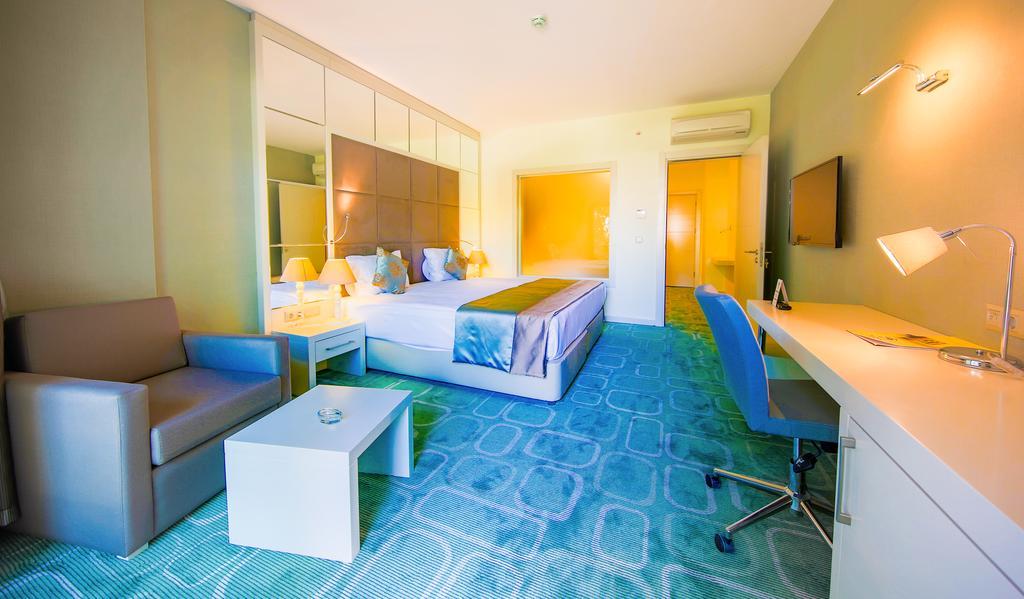 Cameră de familie cu vedere la grădină