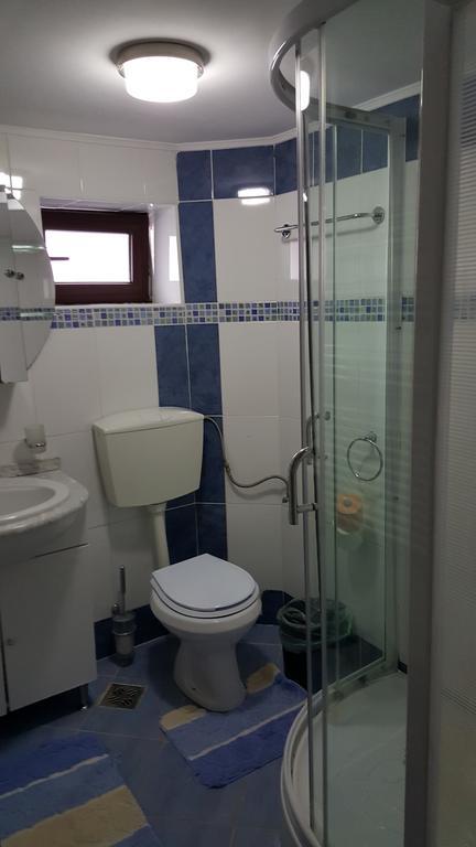 Cameră de familie cu baie externă (2 adulți + 2 copii)