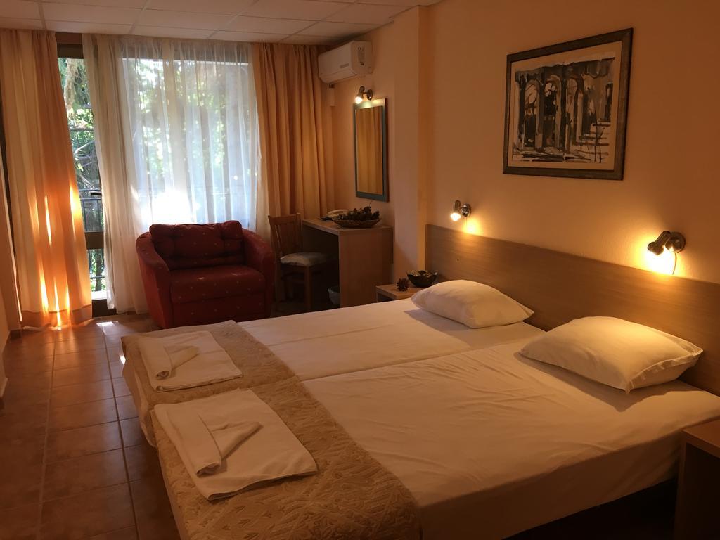 Twin Room with Balcony and Park View,806888874:JPEG