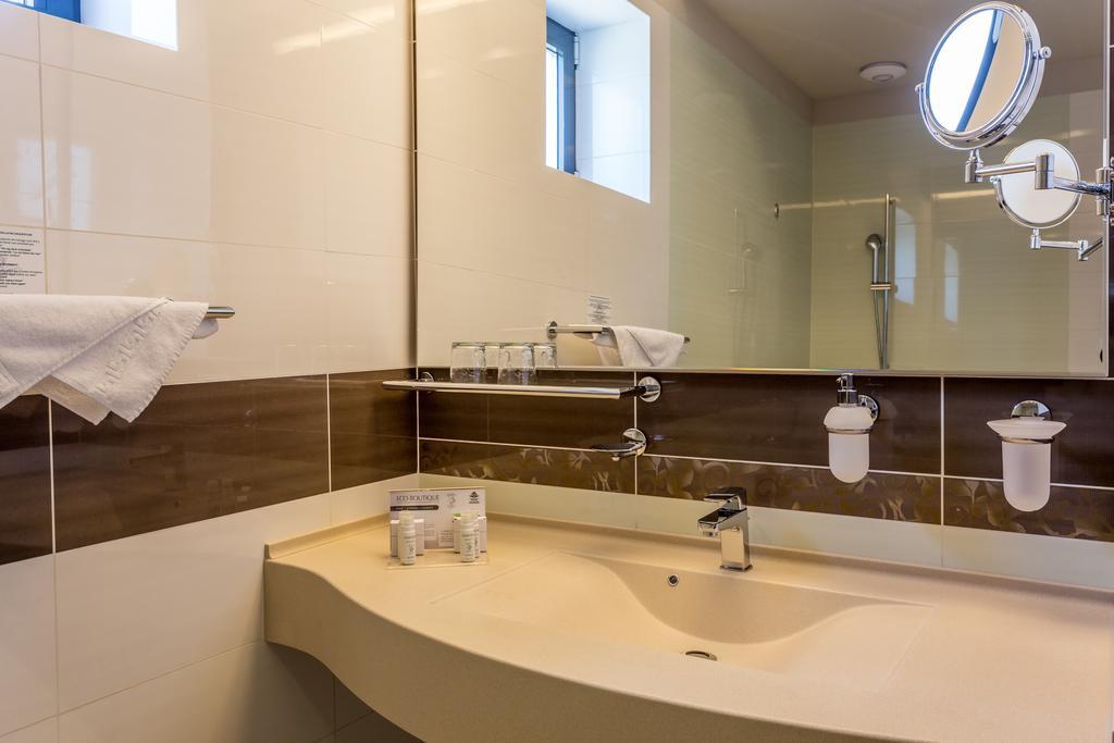 Superior Double Room with Spa Bath and Street View without Balcony,434702838:JPEG
