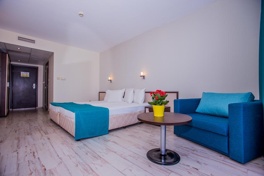 Cameră twin cu balcon (2 adulți + 2 copii)