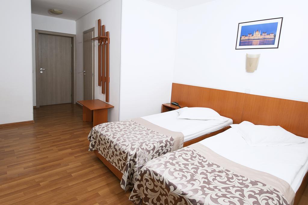 Twin Room,445520658:JPEG