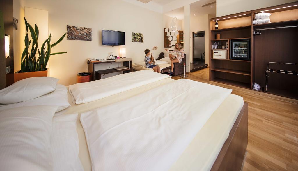 Family Room,1012366450:JPEG