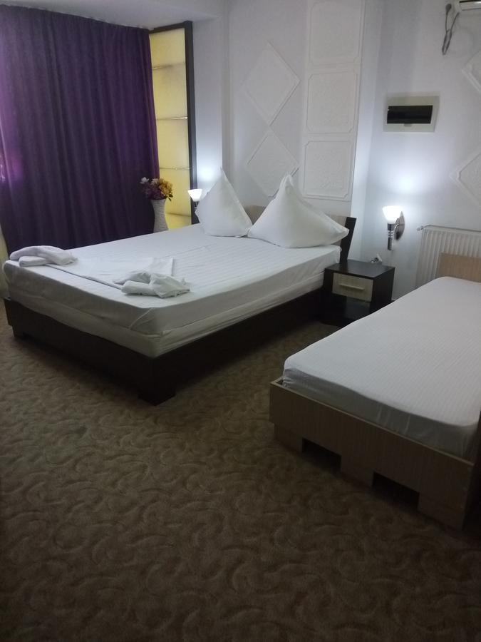 Cameră triplă cu baie privată