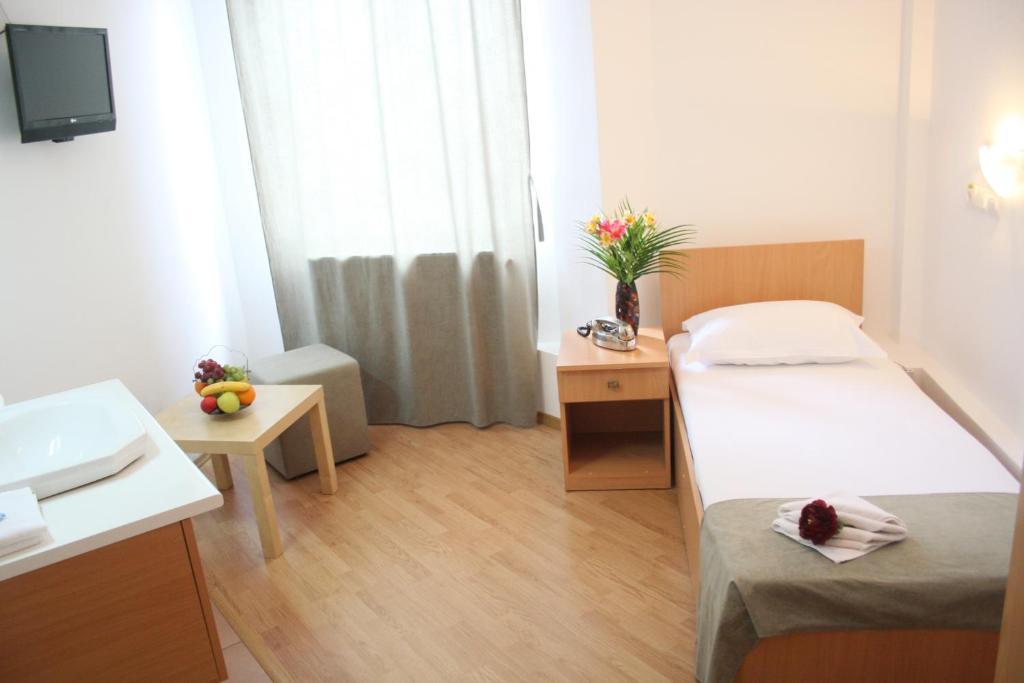 Cameră single cu baie comună și balcon