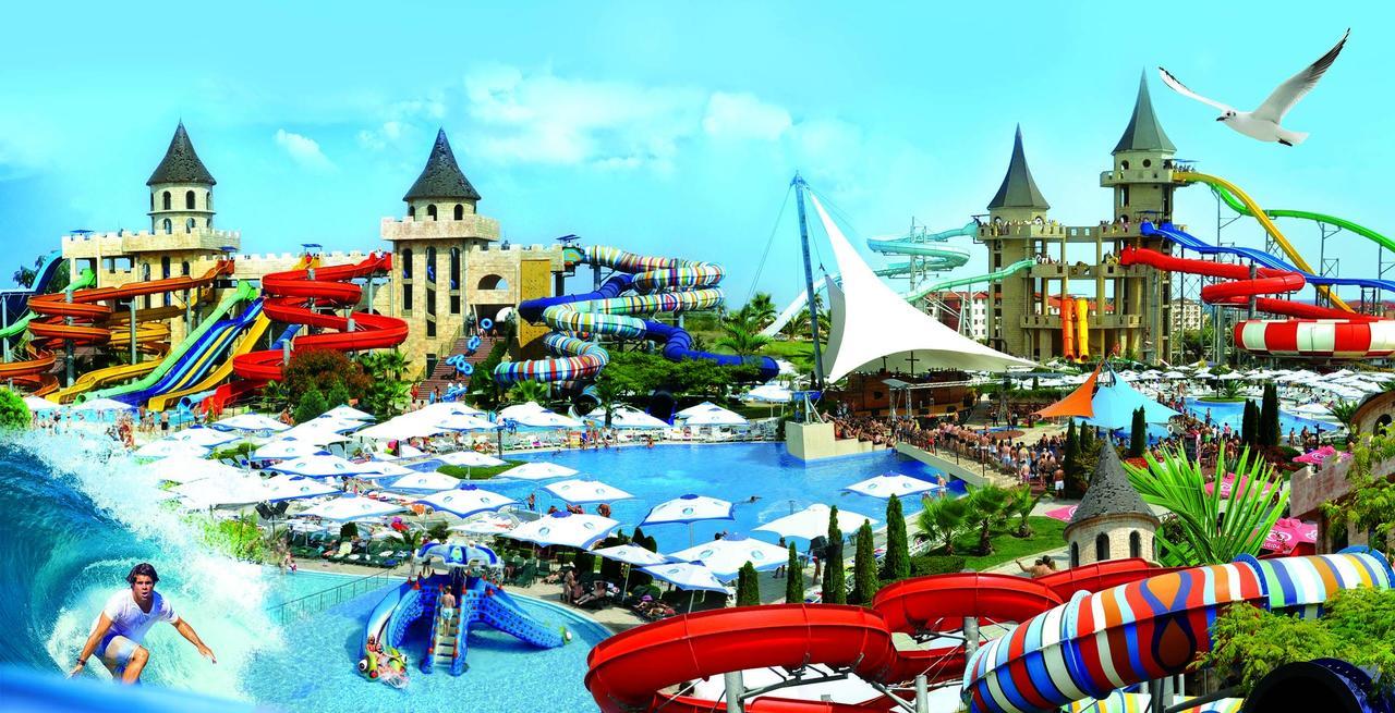 Cameră dublă sau twin superioară cu acces gratuit la parcul acvatic (2 adulţi şi 2 copii)