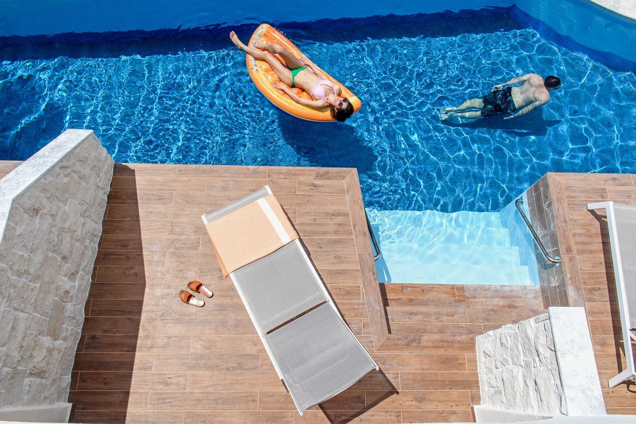 Cameră dublă Deluxe cu piscină comună