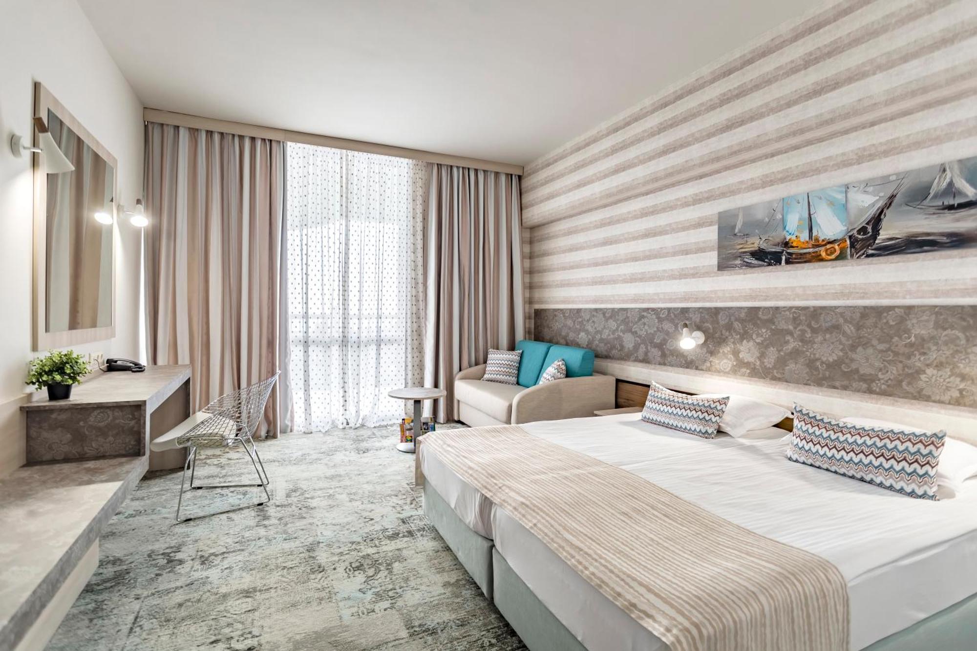 Cameră dublă/twin Deluxe cu vedere directă la mare (2 adulţi + 1 copil)