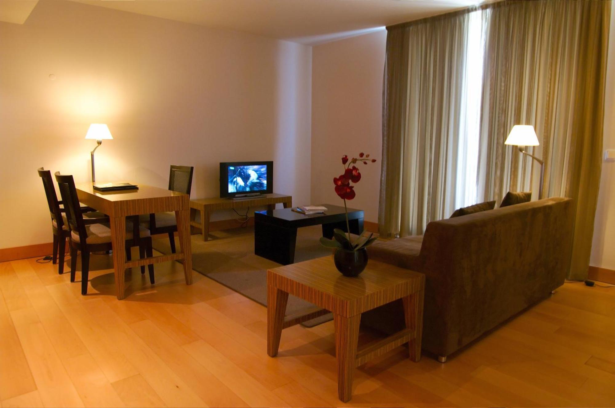 Apartament Premium cu vedere laterală la mare (4 adulți)