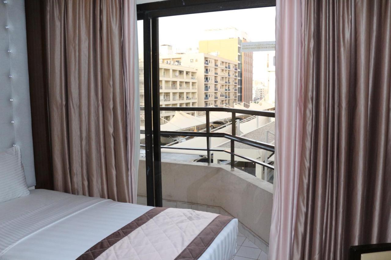 Suită Deluxe cu balcon şi vedere la mare