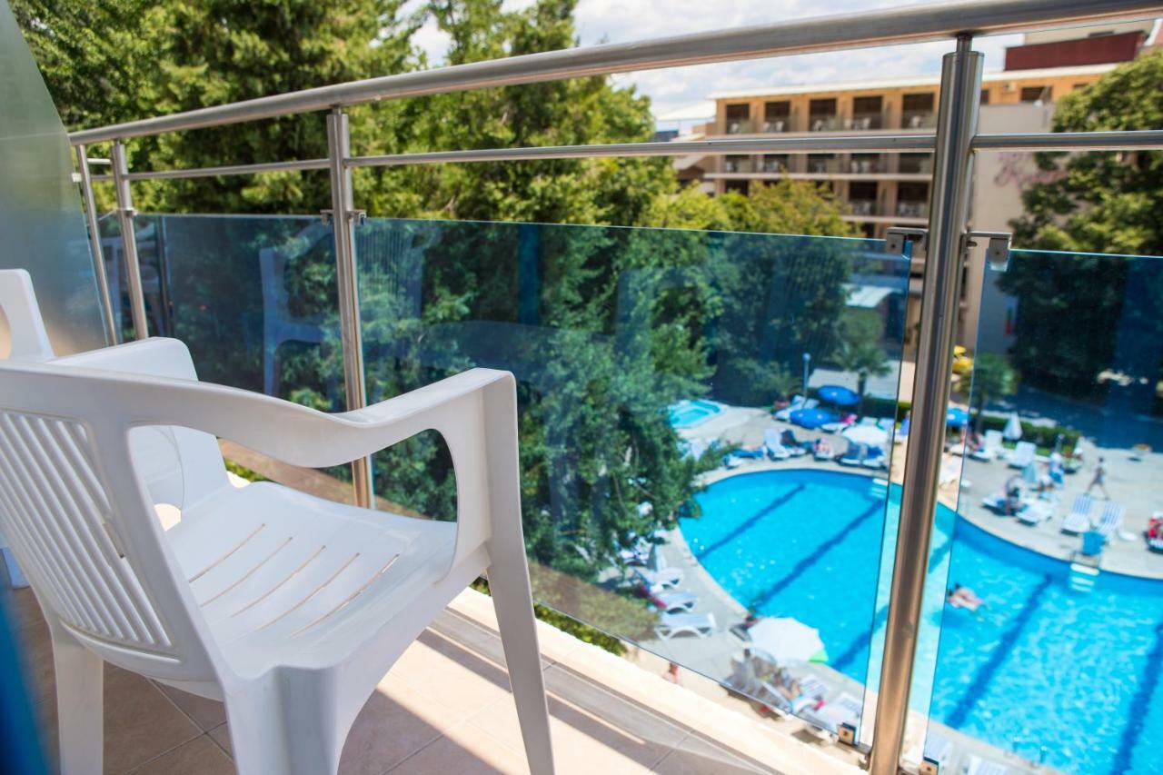 Cameră de familie cu balcon (2 adulţi + 2 copii)