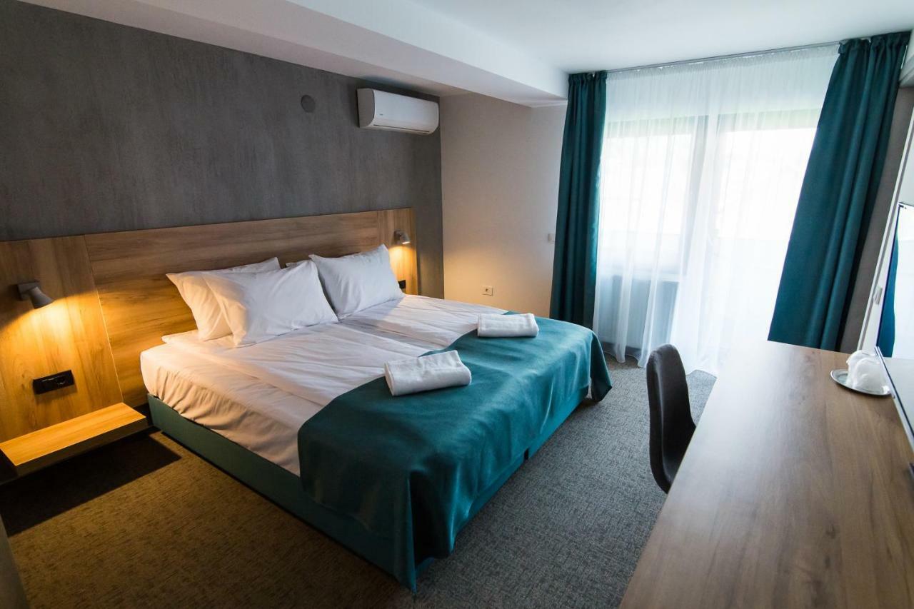 Twin Room,1593712510:JPEG
