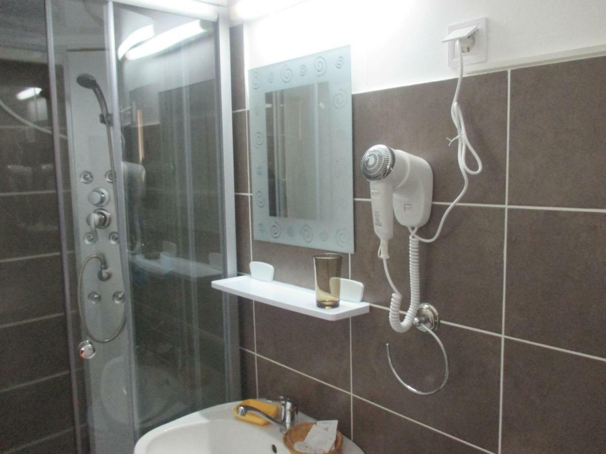 Cameră dublă cu baie privată