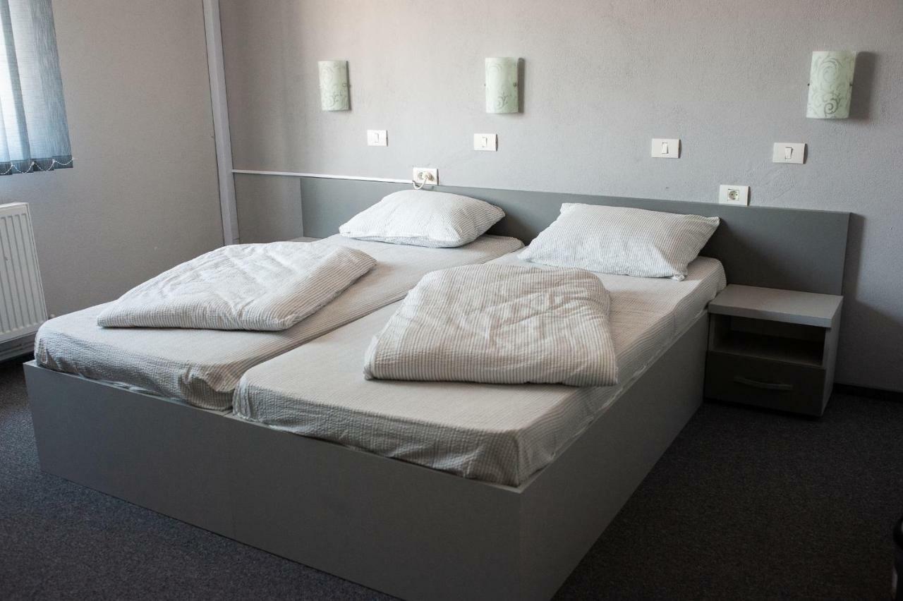 Cameră dublă cu baie privată externă