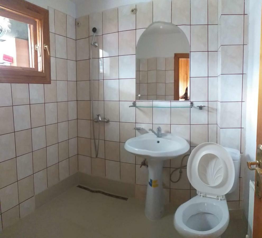 Cameră triplă cu baie externă privată