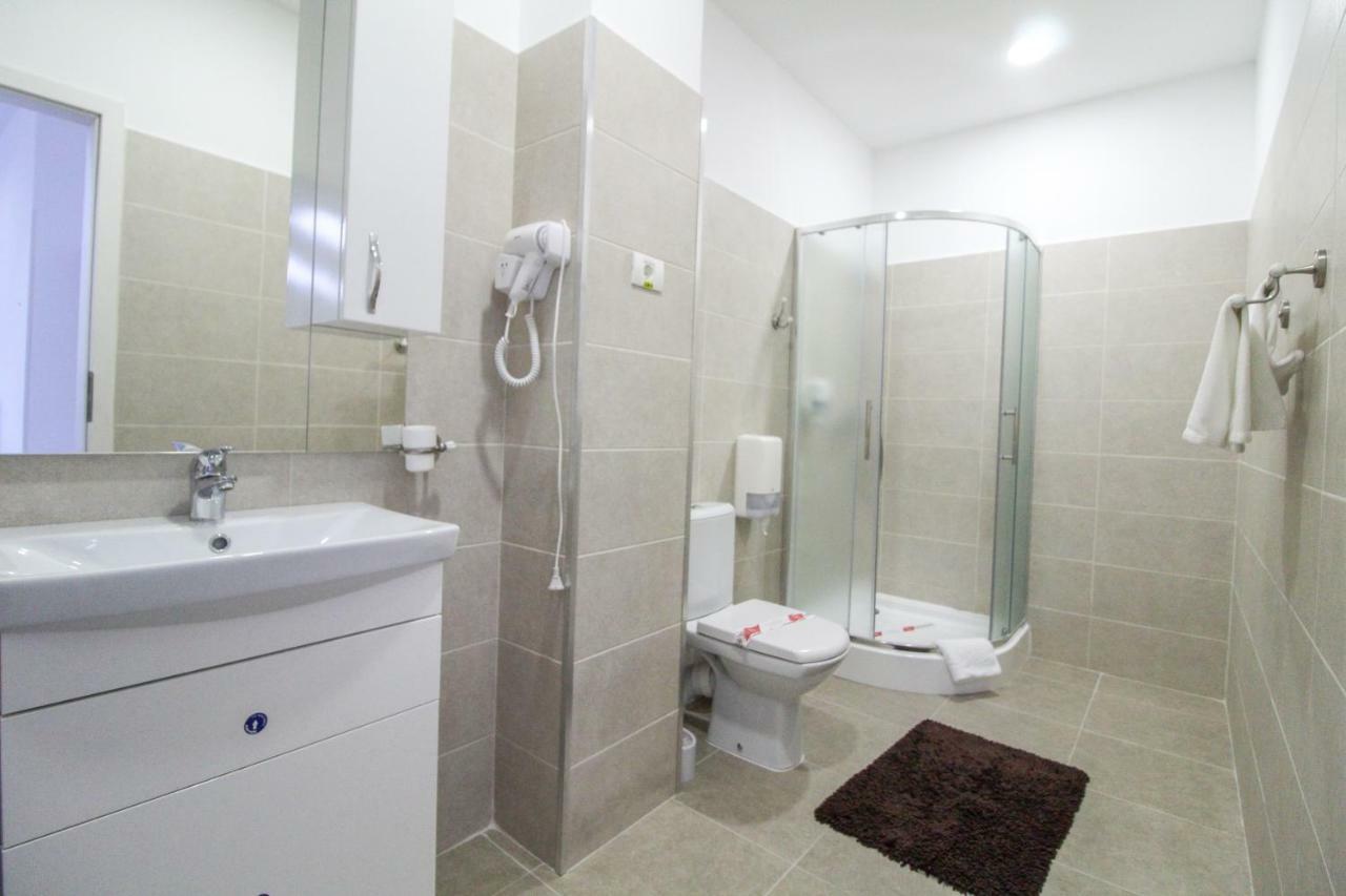 Cameră twin cu pat suplimentar
