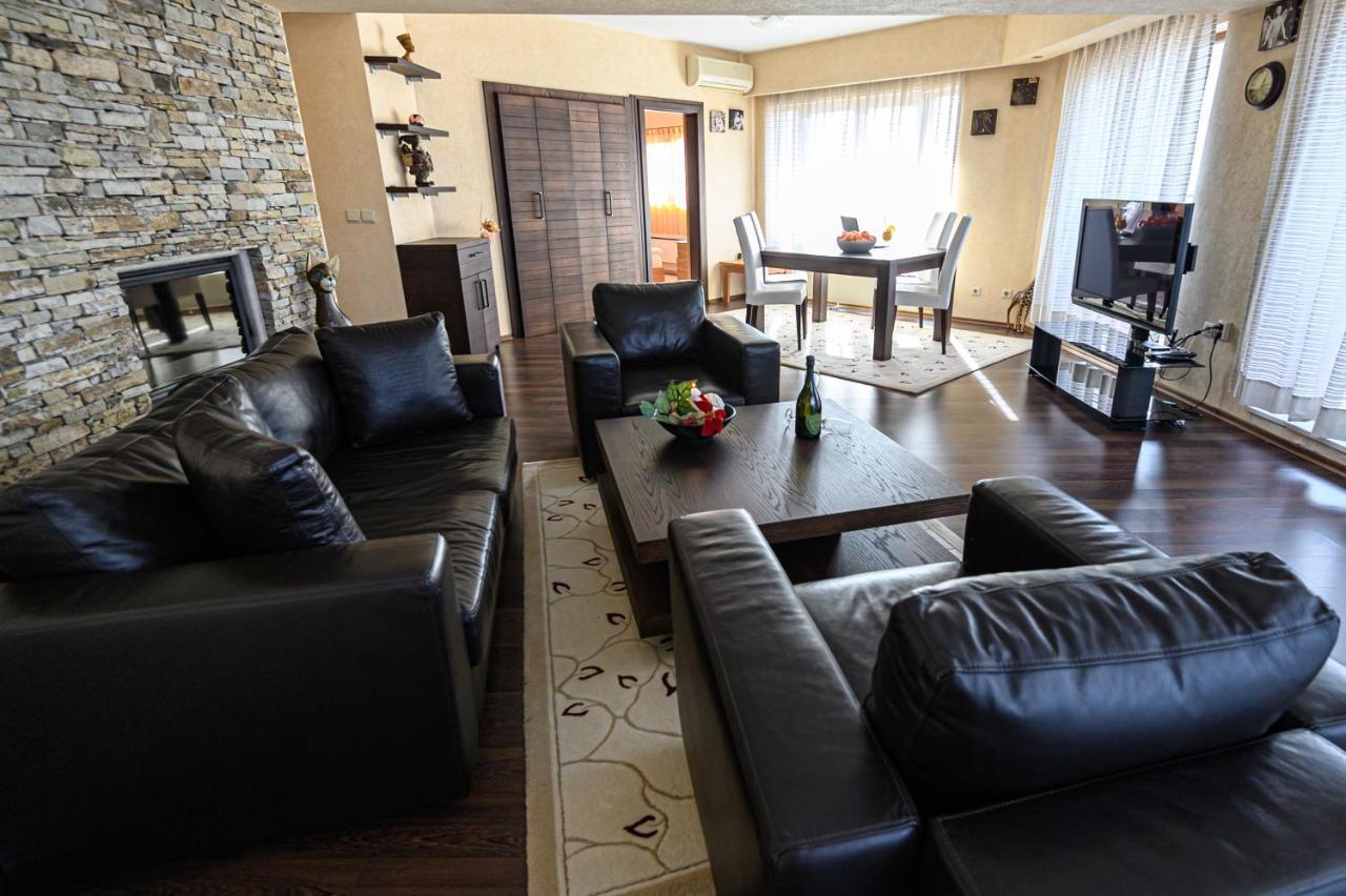 Two-Bedroom Deluxe Apartment with Garden View