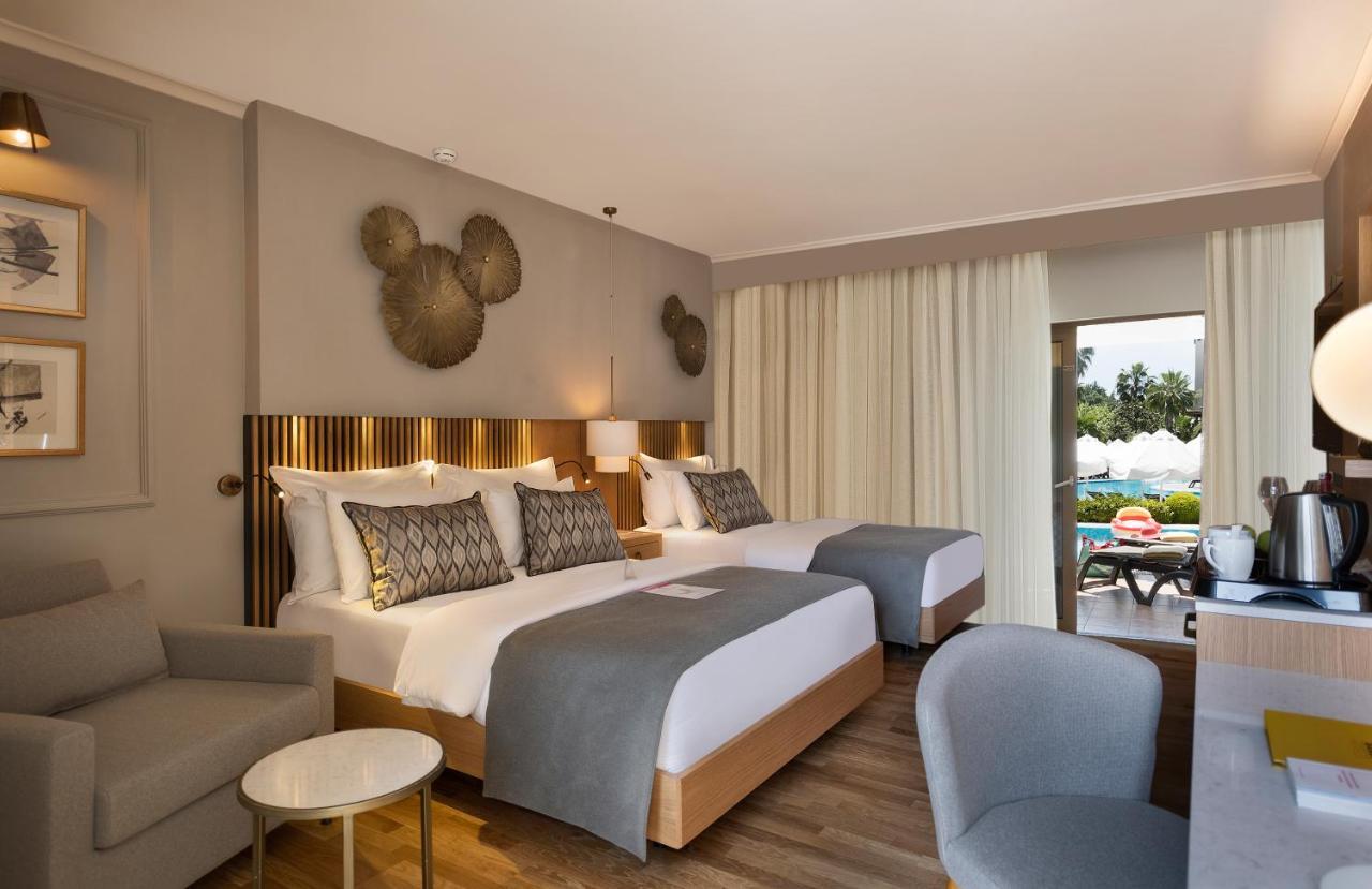Deluxe Room Swim Up (2 Adult + 2 Children)