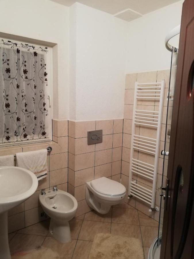 Cameră triplă cu baie privată