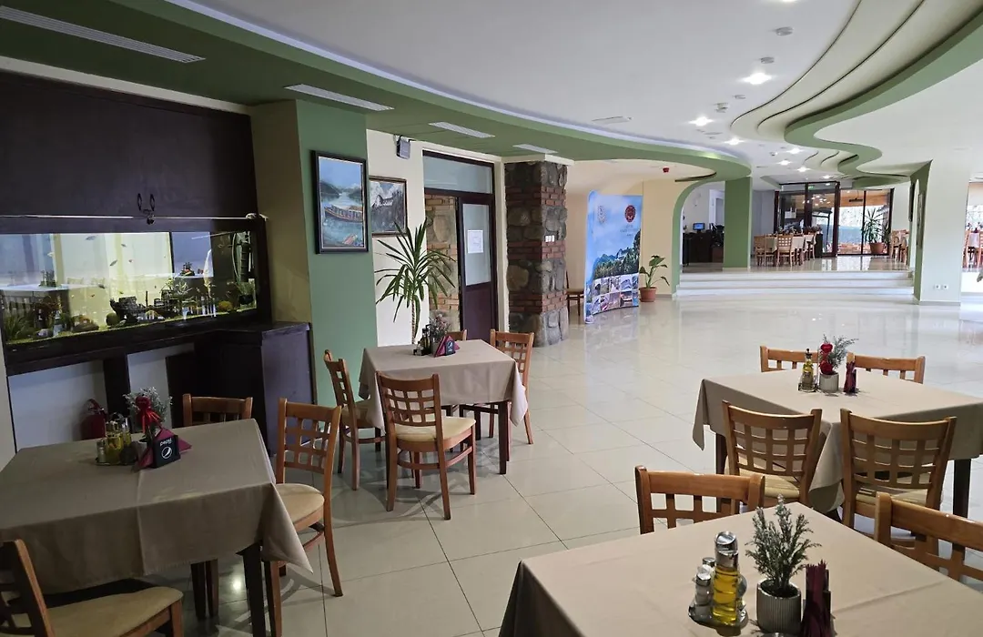 Hotel Valea cu Pesti-1