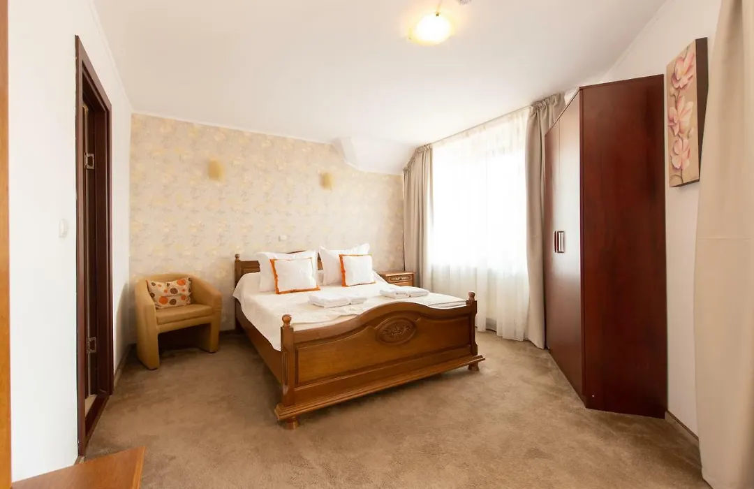 Camere de inchiriat Casa cu flori-1
