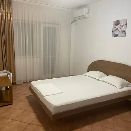 Casa Galbena-2