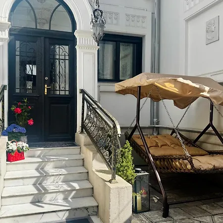 Conacul Coroanei Luxury Boutique-3